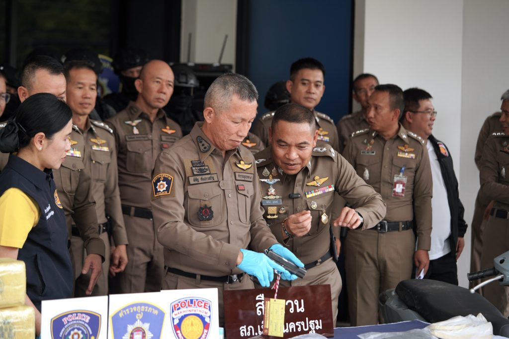 นครปฐม ผบช.ภ.7 นำทีมแถลง รวบรักษ์ เจ้าสัว - บอย เบ็ญพาด สางปมหนี้บุกยิงเสี่ยเปี๊ยก สาหัส 13 Talknews Online