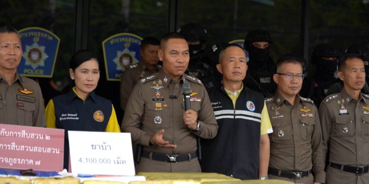 นครปฐม ผบช.ภ.7 นำทีมแถลง รวบรักษ์ เจ้าสัว - บอย เบ็ญพาด สางปมหนี้บุกยิงเสี่ยเปี๊ยก สาหัส 12 นครปฐม ผบช.ภ.7 นำทีมแถลง รวบรักษ์ เจ้าสัว – บอย เบ็ญพาด สางปมหนี้บุกยิงเสี่ยเปี๊ยก สาหัส