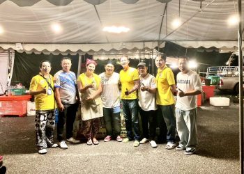 นครนายก – โหน่ง ชะชะช่า แจกหมูสะเต๊ะแค่เดินผ่านร้านแจกเลย