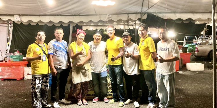 นครนายก – โหน่ง ชะชะช่า แจกหมูสะเต๊ะแค่เดินผ่านร้านแจกเลย