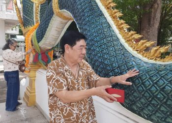 ปทุมธานี ไม่ได้โกยเกล็ดพญานาคก็ไม่ถึงวัดบึงบาฯ ชาวสวนถวายกุหลาบ 55 ดอกแก้บนท้าวเวสฯให้ตะไคร้ขึ้น 5 บาทได้ 10,000 กว่าต่อเที่ยว