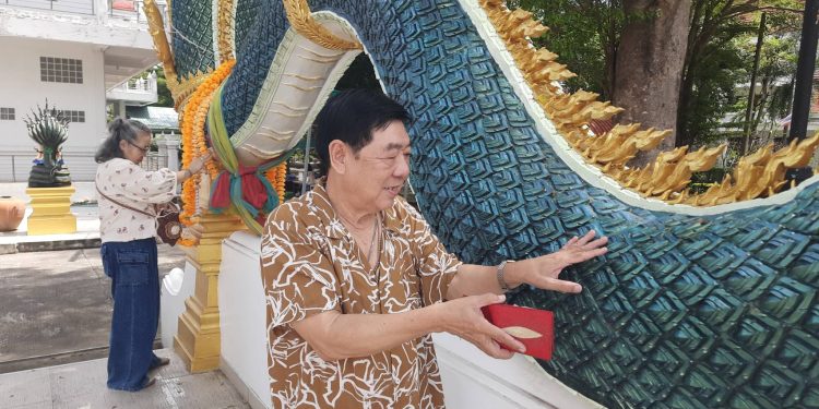 ปทุมธานี ไม่ได้โกยเกล็ดพญานาคก็ไม่ถึงวัดบึงบาฯ ชาวสวนถวายกุหลาบ 55 ดอกแก้บนท้าวเวสฯให้ตะไคร้ขึ้น 5 บาทได้ 10,000 กว่าต่อเที่ยว