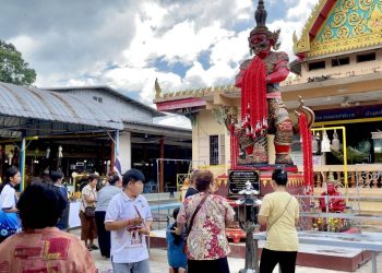 นครนายก – ชาวบ้านแห่อาบน้ำมนต์ น้ำใต้โบสถ์ เชื่ออาบแล้วพลิกดวง เสริมมงคล ไม่พลาดส่องเลขหางประทัดเสี่ยงโชค