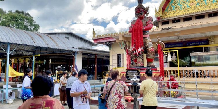 นครนายก – ชาวบ้านแห่อาบน้ำมนต์ น้ำใต้โบสถ์ เชื่ออาบแล้วพลิกดวง เสริมมงคล ไม่พลาดส่องเลขหางประทัดเสี่ยงโชค