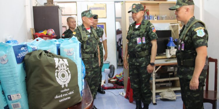 “เหล่านักรบไปชายแดน แม่ทัพดูแลต่อ” กองทัพบกโดยรองแม่ทัพภาคที่ 1 ลงพื้นที่สระบุรี “ไม่ทิ้งใครไว้ข้างหลัง” เยี่ยมครอบครัวนักรบแนวหน้า คลายความห่วงใยให้กำลังพลชายแดน