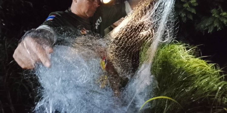 ปราจีนบุรี ตาเห่อตาข่ายใหม่แอบไปลงที่บ่อดักปลาจมน้ำดับ