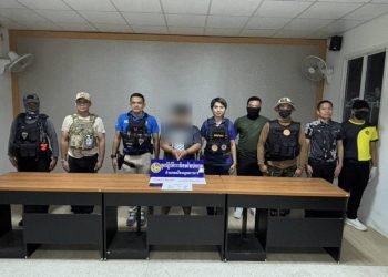 มุกดาหาร ทีม “สิงห์เมืองมุก” ติดตามจับผู้ค้ายาบ้าจากกลางวันถึงค่ำได้ผู้ต้องหาเสพ 1 ค้า 1 ยึดยาบ้า 400 เม็ด