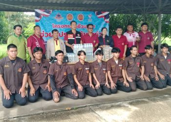 ประธานอาชีวศึกษาอุตรดิตถ์พร้อมคณะผู้บริหารลงพื้นที่เยี่ยมเยียนหน่วยอาชีวะอาสาร่วมด้วยช่วยประชาชนช่วยเหลือผู้ประสบภัยน้ำท่วมในพื้นที่จังหวัดอุตรดิตถ์วันที่ 2