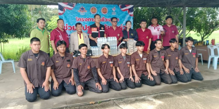 ประธานอาชีวศึกษาอุตรดิตถ์พร้อมคณะผู้บริหารลงพื้นที่เยี่ยมเยียนหน่วยอาชีวะอาสาร่วมด้วยช่วยประชาชนช่วยเหลือผู้ประสบภัยน้ำท่วมในพื้นที่จังหวัดอุตรดิตถ์วันที่ 2