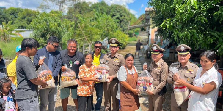 สิงห์บุรี – ตำรวจภูธรจังหวัดสิงห์บุรีลงพื้นที่ช่วยเหลือผู้ประสบอุทกภัย