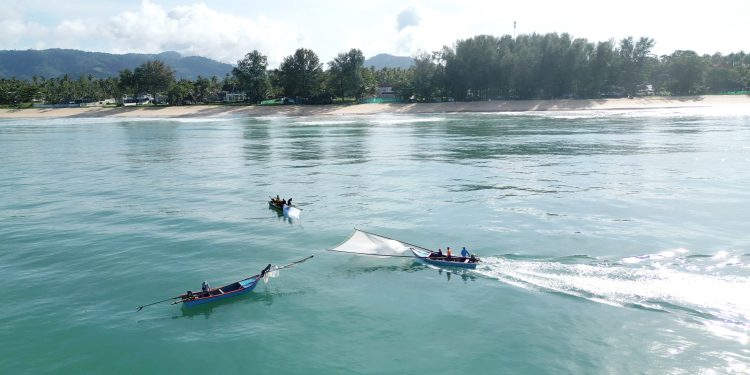 พังงา-เริ่มแล้วฤดูเจ้ยเคย ชาวประมงพื้นบ้านออกเรือเจ้ยตัวเคยขาย สร้างรายได้วันละนับหมื่นบาท 12 พังงา-เริ่มแล้วฤดูเจ้ยเคย ชาวประมงพื้นบ้านออกเรือเจ้ยตัวเคยขาย สร้างรายได้วันละนับหมื่นบาท
