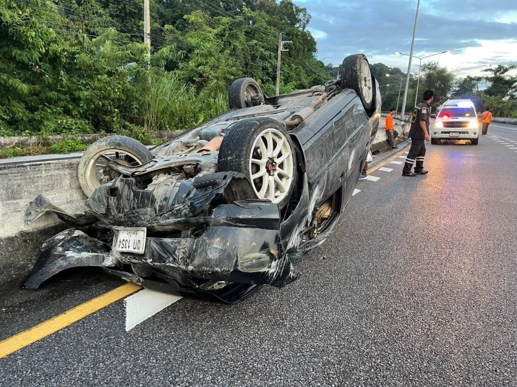 อีกแล้ว !!! เก๋งพลิกคว่ำบริเวณโค้งบ้านเขาพลึง ต.ห้วยไร่ รถพังยับ คนขับบาดเจ็บ กู้ภัยนำส่ง รพ.สมเด็จพระยุพราชเด่นชัย 13 Talknews Online