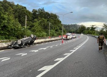 อีกแล้ว !!! เก๋งพลิกคว่ำบริเวณโค้งบ้านเขาพลึง ต.ห้วยไร่ รถพังยับ คนขับบาดเจ็บ กู้ภัยนำส่ง รพ.สมเด็จพระยุพราชเด่นชัย