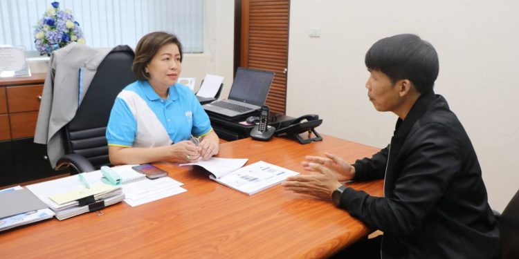 ประชาชนและผู้ประกอบการแห่ลงทะเบียน “คนละครึ่ง พลัส” ที่ธนาคารกรุงไทยสาขาน่าน กันอย่างคึกคัก