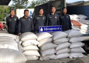 มุกดาหาร ศุลกากรภาค 2 จับรถบรรทุก 18 ล้อ ขนข้าวเหนียวดำ มูลค่าร่วม 2 ล้าน ไม่ผ่านพิธีการศุลกากร