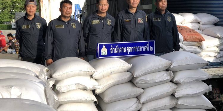 มุกดาหาร ศุลกากรภาค 2 จับรถบรรทุก 18 ล้อ ขนข้าวเหนียวดำ มูลค่าร่วม 2 ล้าน ไม่ผ่านพิธีการศุลกากร 12 มุกดาหาร ศุลกากรภาค 2 จับรถบรรทุก 18 ล้อ ขนข้าวเหนียวดำ มูลค่าร่วม 2 ล้าน ไม่ผ่านพิธีการศุลกากร