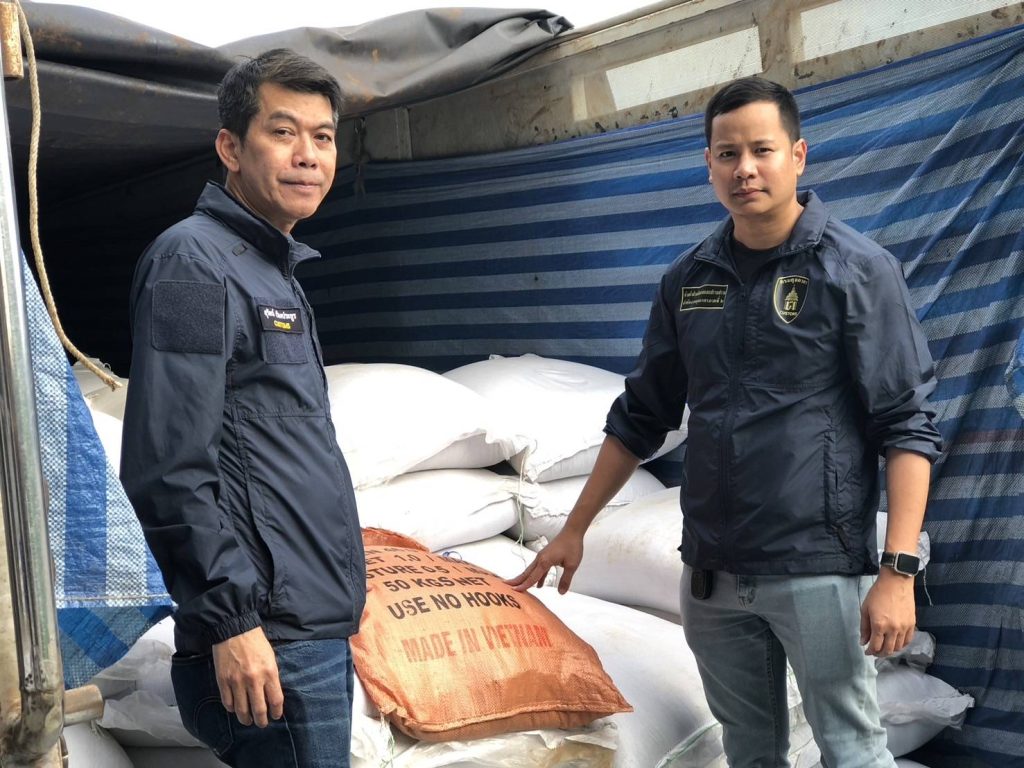 มุกดาหาร ศุลกากรภาค 2 จับรถบรรทุก 18 ล้อ ขนข้าวเหนียวดำ มูลค่าร่วม 2 ล้าน ไม่ผ่านพิธีการศุลกากร 13 Talknews Online