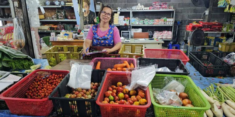 พังงา ราคาผักขึ้นราคา ต้อนรับประเพณีถือศีลกินผักที่กำลังจะมาถึง ผู้ค้าผัก เผย..น้ำท่วมเป็นเหตุทำให้ผักราคาปรับขึ้น ปีนี้ขายได้ไม่ดีเหมือนปีก่อน ๆ