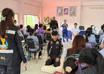 นครพนม​ “นักรบชุดขาวด่านหน้า” ส.ส. หมออลงกต เดินหน้าปลุกชีพ “อสม.” ยกระดับเทียบชั้นผู้ช่วยแพทย์! ดัน พ.ร.บ. คุ้มครองสิทธิ-ขยายอายุ ถึง 70 ปี