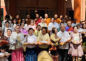 สกลนคร มหานิยม ร่วมนายห้างบริษัทดอกบัวคู่ทอดกฐินวัดกลางเขา