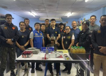 พังงา-ชุดปฏิบัติการพิเศษฝ่ายปกครองจังหวัดพังงา สนธิกำลังฝ่ายปกครองอำเภอท้ายเหมือง ตรวจค้นร้านขายของชำ พบของกลางยาเสพติด-บุหรี่หนีภาษี