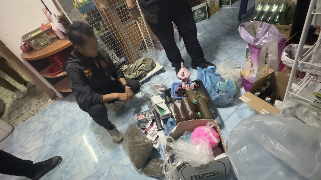 พังงา-ชุดปฏิบัติการพิเศษฝ่ายปกครองจังหวัดพังงา สนธิกำลังฝ่ายปกครองอำเภอท้ายเหมือง ตรวจค้นร้านขายของชำ พบของกลางยาเสพติด-บุหรี่หนีภาษี 13 Talknews Online