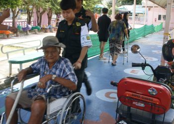 กาญจนบุรี – คืบหน้า…ทึ่งผู้พิการแห่ออกไปใช้สิทธิ์จำนวนมาก!! เลือกตั้งเขต 4 คึกคัก ชาวบ้าน ผู้สูงอายุ ผู้พิการที่เคยติดเตียง ยังแห่ไปใช้สิทธิ์ต่อเนื่อง ผู้การตำรวจเผยเหตุการณ์โดยรวมยังปกติ