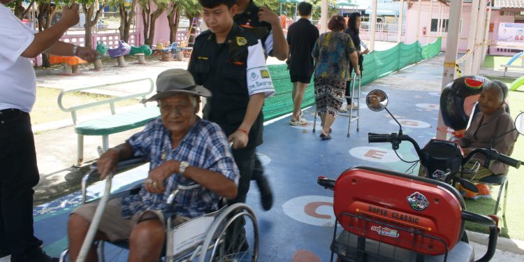 กาญจนบุรี – คืบหน้า…ทึ่งผู้พิการแห่ออกไปใช้สิทธิ์จำนวนมาก!! เลือกตั้งเขต 4 คึกคัก ชาวบ้าน ผู้สูงอายุ ผู้พิการที่เคยติดเตียง ยังแห่ไปใช้สิทธิ์ต่อเนื่อง ผู้การตำรวจเผยเหตุการณ์โดยรวมยังปกติ 12 กาญจนบุรี – คืบหน้า…ทึ่งผู้พิการแห่ออกไปใช้สิทธิ์จำนวนมาก!! เลือกตั้งเขต 4 คึกคัก ชาวบ้าน ผู้สูงอายุ ผู้พิการที่เคยติดเตียง ยังแห่ไปใช้สิทธิ์ต่อเนื่อง ผู้การตำรวจเผยเหตุการณ์โดยรวมยังปกติ