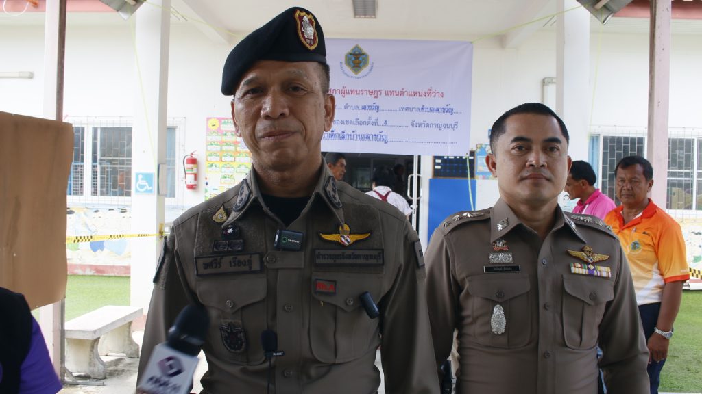 กาญจนบุรี – คืบหน้า…ทึ่งผู้พิการแห่ออกไปใช้สิทธิ์จำนวนมาก!! เลือกตั้งเขต 4 คึกคัก ชาวบ้าน ผู้สูงอายุ ผู้พิการที่เคยติดเตียง ยังแห่ไปใช้สิทธิ์ต่อเนื่อง ผู้การตำรวจเผยเหตุการณ์โดยรวมยังปกติ 13 Talknews Online