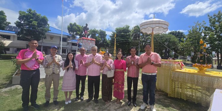 วังม่วงจัดพิธีสมพระเกียรติ บวงสรวง 'พระบรมราชานุสาวรีย์ ร.5' เพื่อเป็นศูนย์รวมใจถาวรและที่ยึดเหนี่ยวจิตใจ 12 วังม่วงจัดพิธีสมพระเกียรติ บวงสรวง ‘พระบรมราชานุสาวรีย์ ร.5’ เพื่อเป็นศูนย์รวมใจถาวรและที่ยึดเหนี่ยวจิตใจ