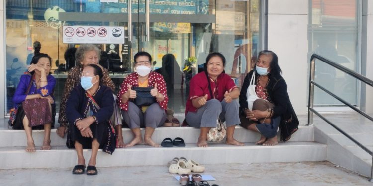 กาฬสินธุ์ลงทะเบียนโครงการคนละครึ่งพลัสคึกคัก ผู้สูงอายุมารอเข้าคิวเช้ามืด