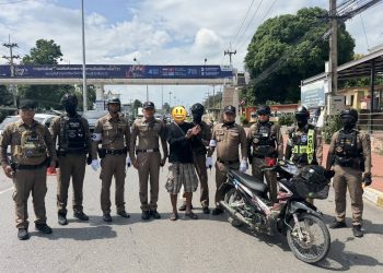 กาญจนบุรี – ผู้การ ตร.กาญจน์ สั่งตั้งด่านกวดขันวินัยจาจรและป้องกันปราบปรามยาเสพติด ตะครุบหนุ่มใหญ่วัย 51 ปี ขับขี่ จยย.ไม่มีใบขับขี่ซุกยาบ้า 38 เม็ด แถมตรวจเจอฉี่สีม่วง โดน 4 ข้อหา พบประวัติเคยถูกล่อซื้อยาบ้ามาก่อน