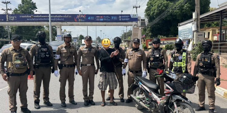 กาญจนบุรี - ผู้การ ตร.กาญจน์ สั่งตั้งด่านกวดขันวินัยจาจรและป้องกันปราบปรามยาเสพติด ตะครุบหนุ่มใหญ่วัย 51 ปี ขับขี่ จยย.ไม่มีใบขับขี่ซุกยาบ้า 38 เม็ด แถมตรวจเจอฉี่สีม่วง โดน 4 ข้อหา พบประวัติเคยถูกล่อซื้อยาบ้ามาก่อน 12 กาญจนบุรี – ผู้การ ตร.กาญจน์ สั่งตั้งด่านกวดขันวินัยจาจรและป้องกันปราบปรามยาเสพติด ตะครุบหนุ่มใหญ่วัย 51 ปี ขับขี่ จยย.ไม่มีใบขับขี่ซุกยาบ้า 38 เม็ด แถมตรวจเจอฉี่สีม่วง โดน 4 ข้อหา พบประวัติเคยถูกล่อซื้อยาบ้ามาก่อน