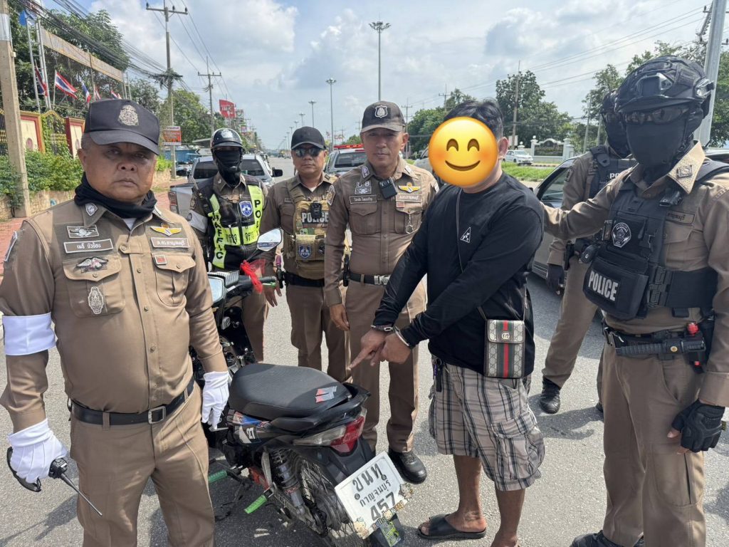 กาญจนบุรี - ผู้การ ตร.กาญจน์ สั่งตั้งด่านกวดขันวินัยจาจรและป้องกันปราบปรามยาเสพติด ตะครุบหนุ่มใหญ่วัย 51 ปี ขับขี่ จยย.ไม่มีใบขับขี่ซุกยาบ้า 38 เม็ด แถมตรวจเจอฉี่สีม่วง โดน 4 ข้อหา พบประวัติเคยถูกล่อซื้อยาบ้ามาก่อน 13 Talknews Online