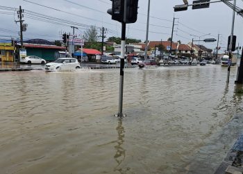 พังงา ฝนตกหนักต่อเนื่องน้ำท่วมซ้ำซากแหล่งท่องเที่ยวเขาหลักทำให้ประชาชน นักท่องเที่ยวเดืดอร้อนต้องปิดการจราจรถนนเพชรเกษม เครื่องสูบน้ำผู้ว่าสั่งติดตั้งเอาไม่อยู่