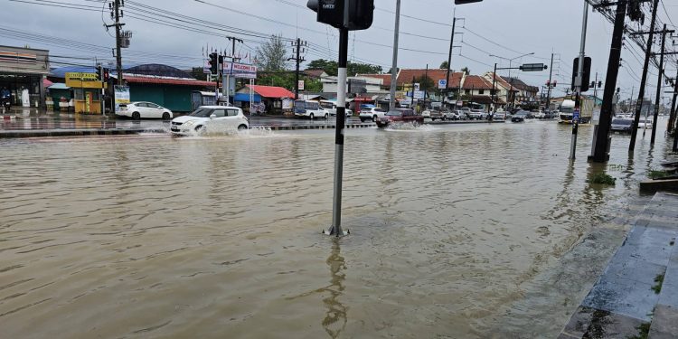 พังงา ฝนตกหนักต่อเนื่องน้ำท่วมซ้ำซากแหล่งท่องเที่ยวเขาหลักทำให้ประชาชน นักท่องเที่ยวเดืดอร้อนต้องปิดการจราจรถนนเพชรเกษม เครื่องสูบน้ำผู้ว่าสั่งติดตั้งเอาไม่อยู่