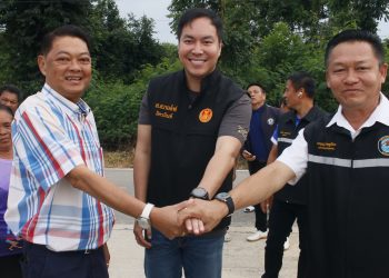 กาญจนบุรี – ชาวบ้านเดือดร้อน สส.กอล์ฟลงพื้นที่ทุกอย่างจบชาวบ้านปรบมือดีใจ!!ชาวบ้านทนทุกข์ทรมานมาหลายสิบปีจากปัญหาน้ำเน่าเสียส่งกลิ่นเหม็น ร้องสส.กอล์ฟ ลงพื้นที่เจรจาให้ 2 อปท.จับมือนำเข้าประชุมเพื่อร่วมแก้ไข รับปากคาดไม่เกิน 6 เดือนชาวบ้านพ้นทุกข์ทรมาน