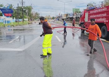 พังงา คืบหน้าน้ำท่วมแหล่งท่องเที่ยวชื่อดังย่านเขาหลัก รองผู้ว่าลงพื้นที่เองสั่งการเร่งระบายน้ำลงสู่ทะเลพร้อมทำความสะอาดเศษขยะบนถนน
