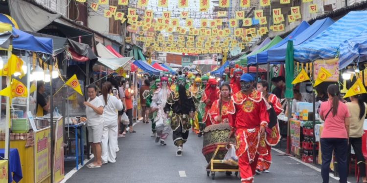 กาญจนบุรี – เปิดฉากเป็นทางการเทศกาลถือศีลกินเจ แสงสีสุขใจ สุดคึกคัก! สืบสานศรัทธาและวัฒนธรรมชาวท่าเรือกาญจนบุรี 12 กาญจนบุรี – เปิดฉากเป็นทางการเทศกาลถือศีลกินเจ แสงสีสุขใจ สุดคึกคัก! สืบสานศรัทธาและวัฒนธรรมชาวท่าเรือกาญจนบุรี