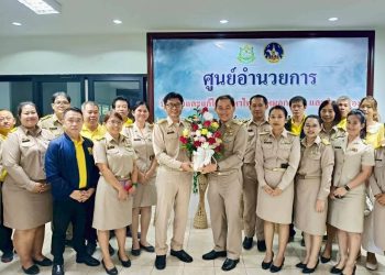 ชื่นมื่น !!! บทมากร ศรีสุวรรณ ผู้อำนวยการสำนักงานทรัพยากรธรรมชาติและสิ่งแวดล้อมจังหวัดแพร่ เข้ารับตำแหน่ง ในการนี้ได้เข้าสักการะศาลพระภูมิเจ้าที่ และสิ่งศักดิ์