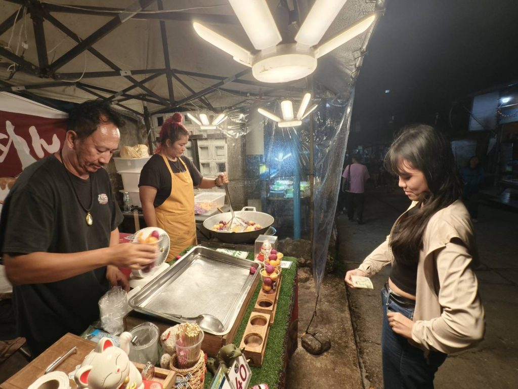 กาญจนบุรี - 2 สามีภรรยาสู้ชีวิตขายขนมไข่เต่า!! ชวนชิมขนมไข่เต่ามันม่วง -แครอท สีสันน่ากิน รสชาตินุ่ม กรอบ เหนียว อร่อยถูกใจนักท่องเที่ยวซื้อกินในช่วงวันหยุด ที่บ้านอีต่อง จ.กาญจนบุรี 13 Talknews Online