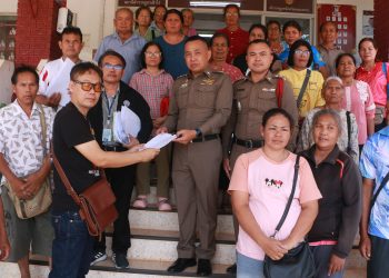 ชาวบ้านกว่า 30 คน บุก โรงพักยื่นเรื่องร้องเรียนขอความเป็นธรรมเอาผิดคณะกรรมการกลุ่มออมทรัพย์เพื่อการผลิตบ้านโนนสะอาด หลังเงินออมของสมาชิกกว่า 4 ล้านบาท ไม่สามารถเบิกถอนได้