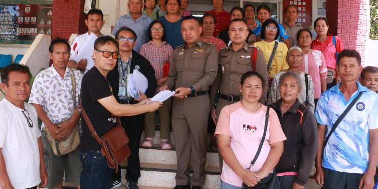 ชาวบ้านกว่า 30 คน บุก โรงพักยื่นเรื่องร้องเรียนขอความเป็นธรรมเอาผิดคณะกรรมการกลุ่มออมทรัพย์เพื่อการผลิตบ้านโนนสะอาด หลังเงินออมของสมาชิกกว่า 4 ล้านบาท ไม่สามารถเบิกถอนได้ 12 ชาวบ้านกว่า 30 คน บุก โรงพักยื่นเรื่องร้องเรียนขอความเป็นธรรมเอาผิดคณะกรรมการกลุ่มออมทรัพย์เพื่อการผลิตบ้านโนนสะอาด หลังเงินออมของสมาชิกกว่า 4 ล้านบาท ไม่สามารถเบิกถอนได้