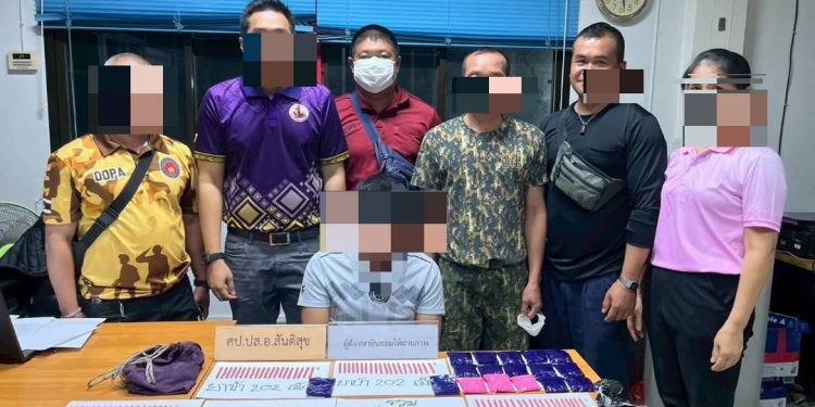 สันติสุข เดินหน้ากวาดล้างยาเสพติด! “No Dungs No Dealers” ปิดล้อมตรวจค้นรวบ 4 ราย ยึดยาบ้าเกือบ 4,300 เม็ด