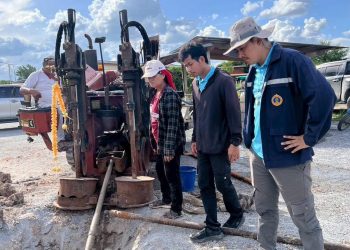 กาญจนบุรี – ประชาชนชาว อำเภอเลาขวัญ 2,600 ครัวเรือน เฮ!! รมว.ทส.มอบสำนักทรัพยากรน้ำบาดาล เขต 2 (สุพรรณบุรี) ติดตามงานก่อสร้างระบบประปาบาดาลพร้อมอุปกรณ์ โครงการศึกษา สำรวจและพัฒนาน้ำบาดาลในพื้นที่หาน้ำยาก จังหวัดกาญจนบุรี ปลายเดือน ธ.ค.68