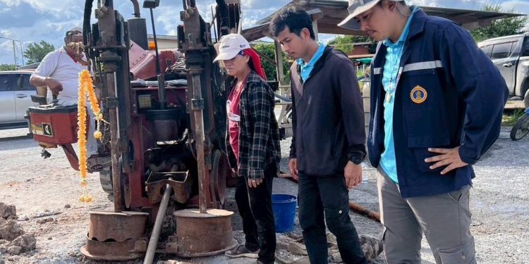 กาญจนบุรี - ประชาชนชาว อำเภอเลาขวัญ 2,600 ครัวเรือน เฮ!! รมว.ทส.มอบสำนักทรัพยากรน้ำบาดาล เขต 2 (สุพรรณบุรี) ติดตามงานก่อสร้างระบบประปาบาดาลพร้อมอุปกรณ์ โครงการศึกษา สำรวจและพัฒนาน้ำบาดาลในพื้นที่หาน้ำยาก จังหวัดกาญจนบุรี ปลายเดือน ธ.ค.68 12 กาญจนบุรี – ประชาชนชาว อำเภอเลาขวัญ 2,600 ครัวเรือน เฮ!! รมว.ทส.มอบสำนักทรัพยากรน้ำบาดาล เขต 2 (สุพรรณบุรี) ติดตามงานก่อสร้างระบบประปาบาดาลพร้อมอุปกรณ์ โครงการศึกษา สำรวจและพัฒนาน้ำบาดาลในพื้นที่หาน้ำยาก จังหวัดกาญจนบุรี ปลายเดือน ธ.ค.68