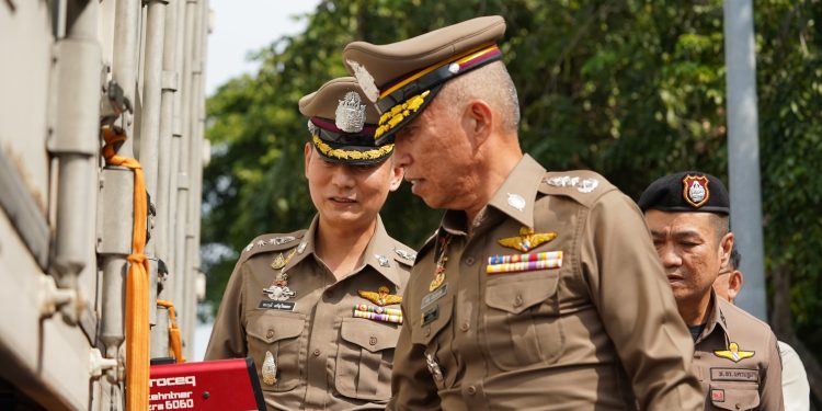 นครปฐม ผบช.ภ.7 นับหนึ่งเดินหน้าโครงการ "ขนส่งปลอดภัย" Truck Safety เข้มตระหนัก ป้ายสะท้อนแสงรถบรรทุก ครั้งแรกในประเทศ 12 นครปฐม ผบช.ภ.7 นับหนึ่งเดินหน้าโครงการ “ขนส่งปลอดภัย” Truck Safety เข้มตระหนัก ป้ายสะท้อนแสงรถบรรทุก ครั้งแรกในประเทศ