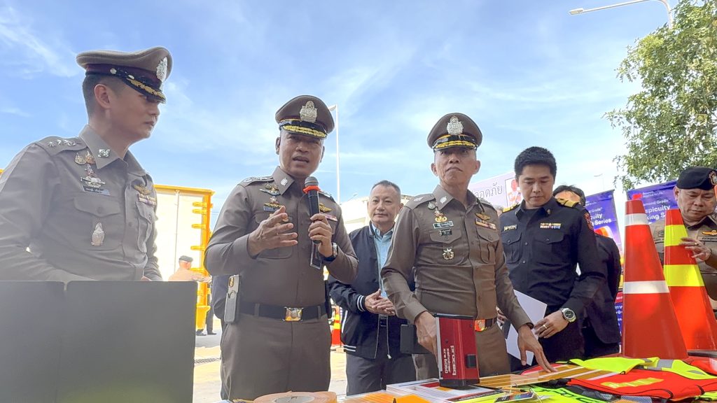 นครปฐม ผบช.ภ.7 นับหนึ่งเดินหน้าโครงการ "ขนส่งปลอดภัย" Truck Safety เข้มตระหนัก ป้ายสะท้อนแสงรถบรรทุก ครั้งแรกในประเทศ 13 Talknews Online