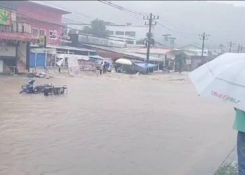 พังงา เขาหลัก อ่วม เกิดเหตุน้ำป่าจาก รถติด เทือกเขาหลัก เขาโตน ไหลหลากเข้าท่วมบ้านเรือนประชาชน ชุมชนแหล่งท่องเที่ยวย่านเขาหลักหนักสุดในรอบ 20 ปี