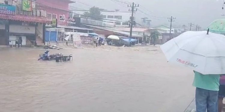 พังงา เขาหลัก อ่วม เกิดเหตุน้ำป่าจาก รถติด เทือกเขาหลัก เขาโตน ไหลหลากเข้าท่วมบ้านเรือนประชาชน ชุมชนแหล่งท่องเที่ยวย่านเขาหลักหนักสุดในรอบ 20 ปี